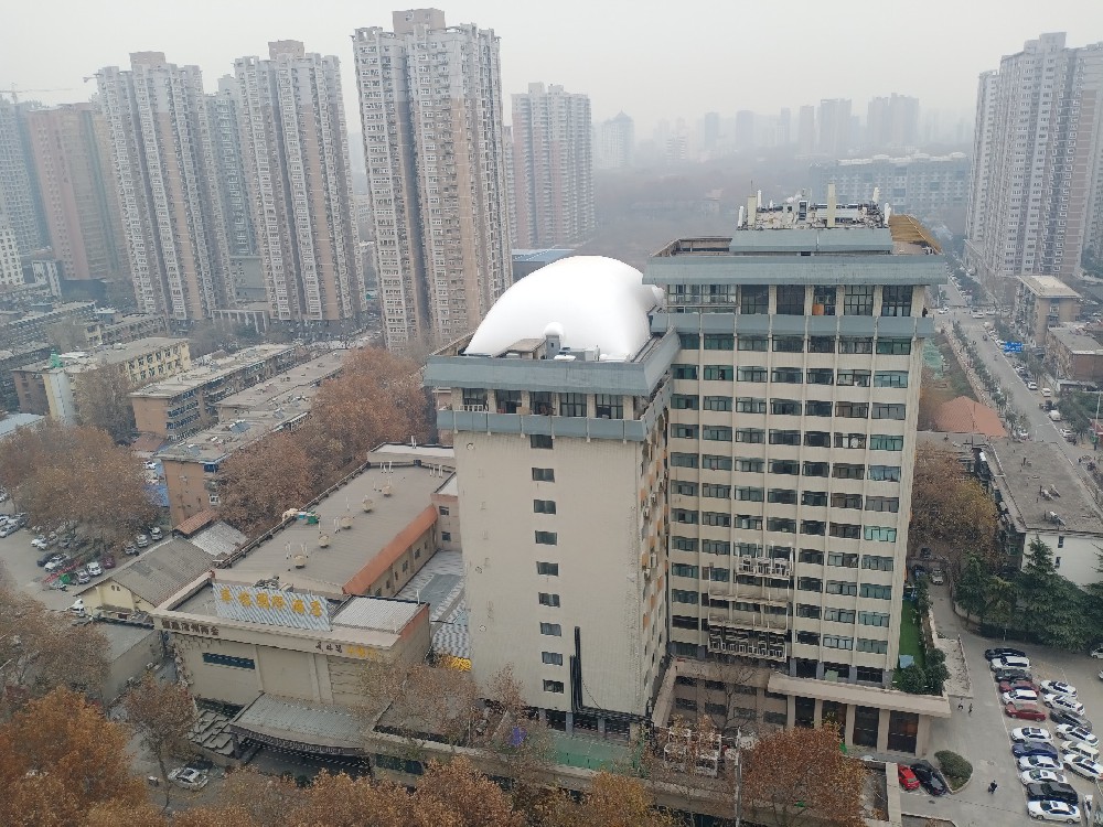 樓頂氣膜體育館是一種新型的體育場(chǎng)館建筑，在未來(lái)的發(fā)展中有著廣闊的前景